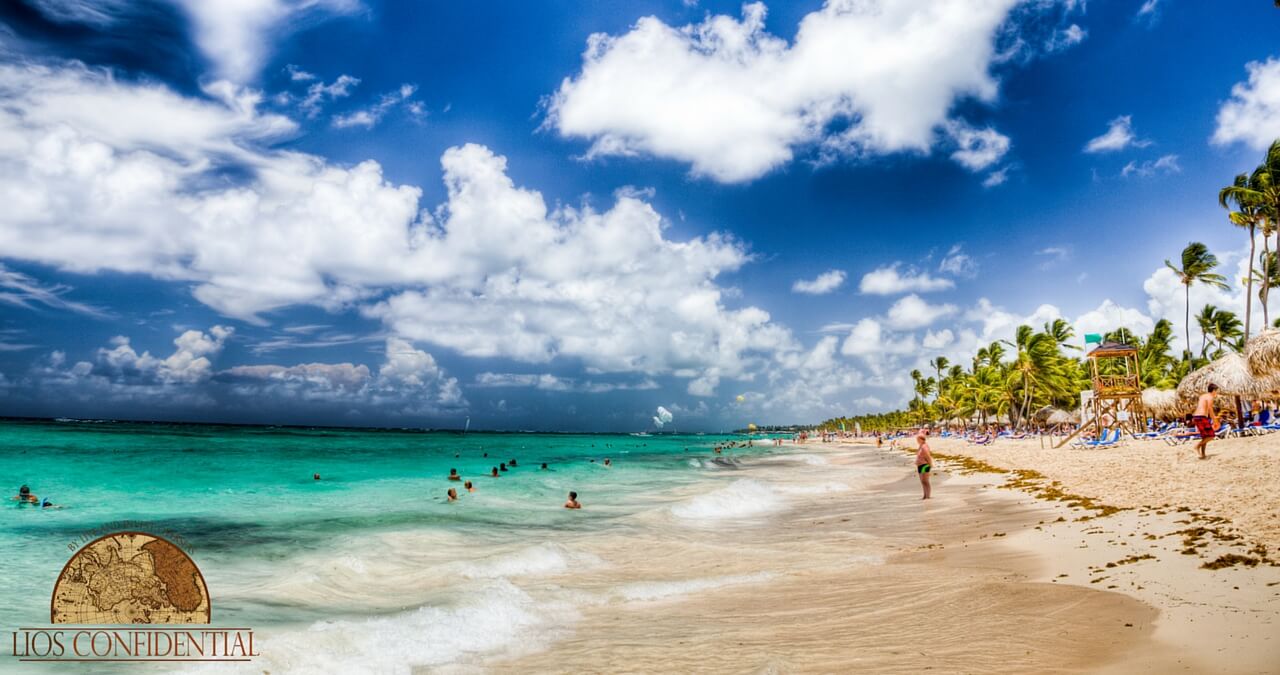 Beach in Dominican Republic with expats standing on the shore