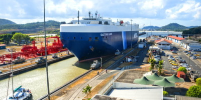 a ship going through the panama canal