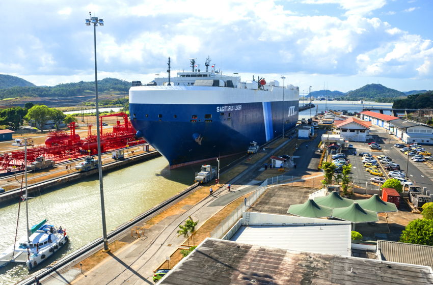 a ship going through the panama canal