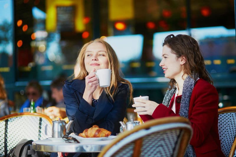 Friends speaking french at a cafe