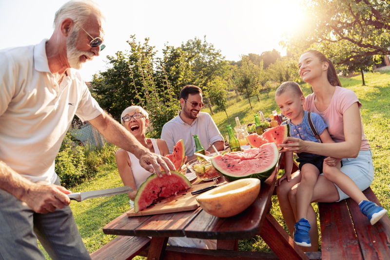 retire overseas enjoy a picnic