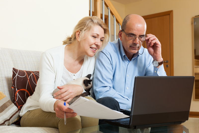 couple watching virtual conference online