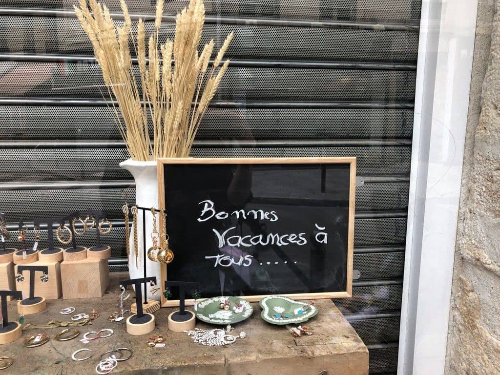 Bonne vacances sign in Paris