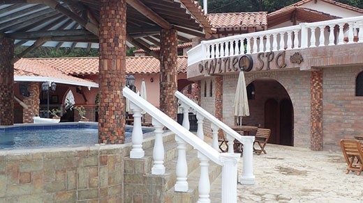 The pool and spa in Viña Sicilia, Colombia
