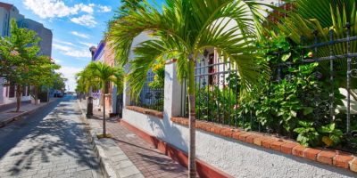 Mexico, Mazatlan, Colorful old city streets in historic city center