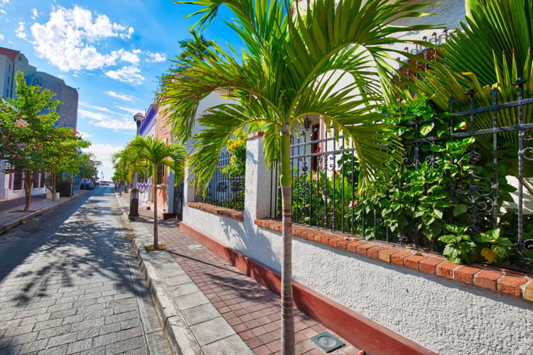 Mexico, Mazatlan, Colorful old city streets in historic city center